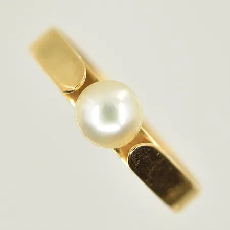 Ring med odlad pärla Ø5 mm, stl 17½, bredd 3-5 mm, 18K. Vikt: 1,4 g
