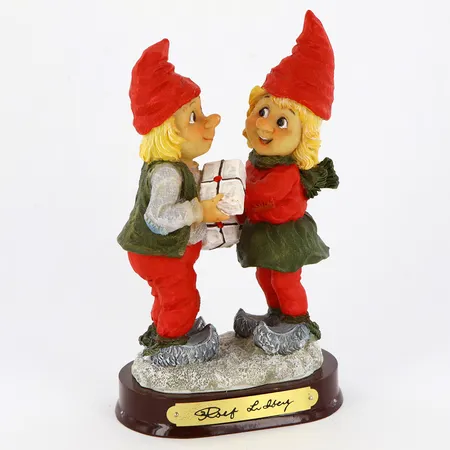 Figurin Rolf Lidberg Tomtar Höjd ca: 15,5cm, bredd ca: 9cm  RBA upplaga 9000-4207 med kartong Vikt: 0 g Skickas med paket.