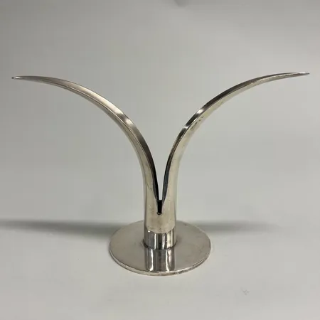 Ljusstake höjd 13cm, Liljan design Ivar Ålenius Björk år 1939, försilvrad, stämplad Skultuna