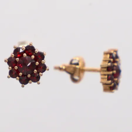 Ett par örhängen med granater silver 830/1000 2 olika lås, längd 1,3cm   Vikt: 2,4 g