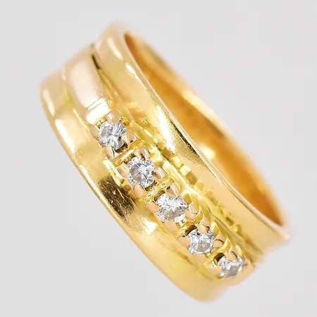 Ring diamanter 5x0,03ct enligt gravyr stl:16½ bredd 6,8-7,3mm graverad 18K Vikt: 6,4 g