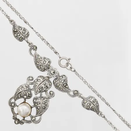 Collier med markasiter och imitationspärla, längd 47,5cm, bredd 2-36mm, ostämplat silver  Vikt: 12,2 g