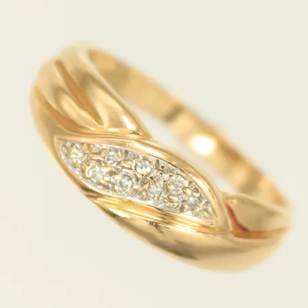 Ring med 8 diamanter 0,055ct enl gravyr, stl 19 bredd 3x7mm, 18K 4,8g 