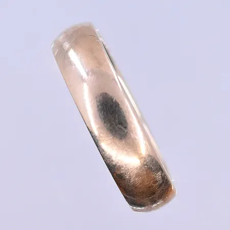 Ring stl:20½, bredd 6 mm graverad 9K. Vikt: 8,7 g