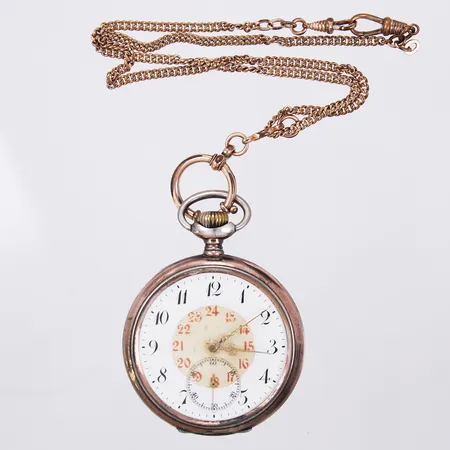 Fickur Grand Prix Paris 1900 rött 24-timmars index boettnummer:2880832, innerboet i silver boettnummer: 3346 kedja i doublé sekundvisare silver 800/1000 brvikt: 121,5g Vikt: 121,5 g