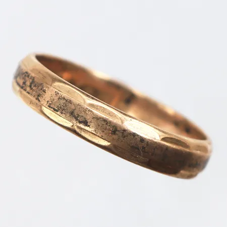 Ring med gravyr,storlek 22 mm,bredd 4.8 mm,18k. Vikt: 6,7 g