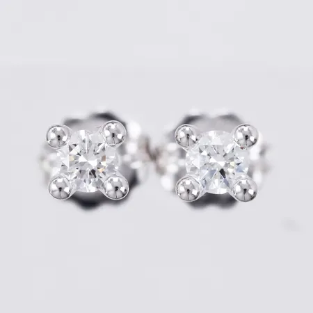 Ett par örhängen med diamanter 2x 0,11 enligt gravyr längd: ca 1,5cm vitguld 14K  Vikt: 1,1 g