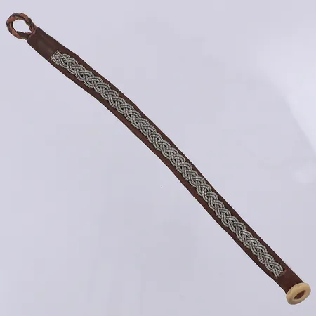 Armband tennbroderi på tyg/läder brun ca 15cm bredd 8mm hornknapp
