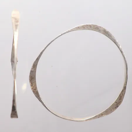 ett par armringar Ø7,5cm, något ojämna, ostämplade, silver 800/1000 Vikt: 26,5 g