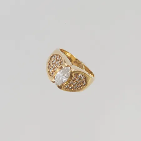Ring stl:15 bredd 9mm vita stenar 18K 6,2g.