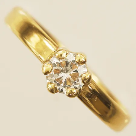 Ring med vit sten stl:17½, bredd 6mm, 18K  Vikt: 1 g