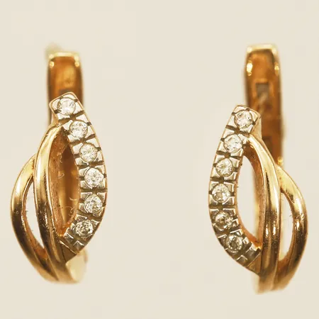 Ett par örhängen med vita stenar, längd 13mm bredd 6,5mm, 14K  Vikt: 3 g