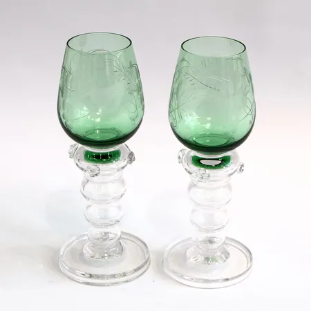 Två vinglas, remmare med slipad dekor, Höjd 19cm