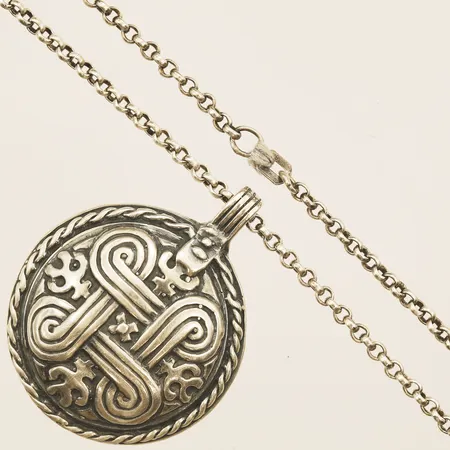 Hänge Ø26,5mm, kedja 70cm saknar lås, 925/1000 silver  Vikt: 13,8 g