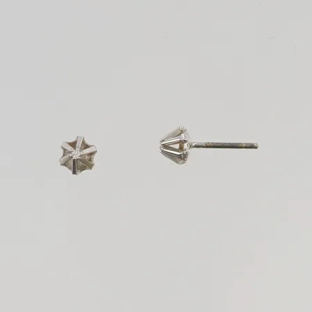 Örhängen diamanter 2x ca 0,01ct 5mm vitguld saknar snurrebussar 18K 0,9g.