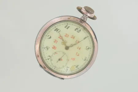 Fickur diam 49 mm, defekter går ej silver 800/1000 bv 76,2 gr Vikt: 76,2 g