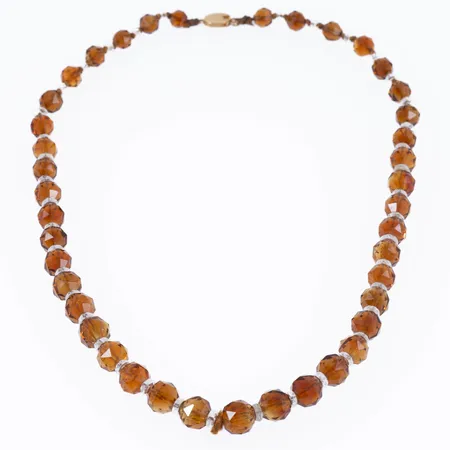 Collier med cognacsfärgade glaskulor 49cm, bredd 6-9,5mm, collierlås i guld 18K, uppträdd på pärlsilke, skarvad med knut mitt fram.  Vikt: 0 g