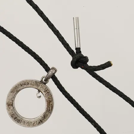 Collier med graverat hänge, läderband, justerbar längd Silver 925/1000 Vikt: 9,7 g