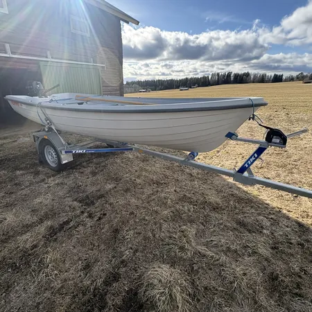 Plastbåt Terhi 440 med Tohatsumotor, 9,8Hk, kortrigg, 4-takt, Tiki båttrailer 80km, allt är från år 2022, första registrering år 2023, vagnen är besiktigad tom 2027-07-31, tank och åror medföljer, Endast avhämtning Östersund Specialfrakt, kontakta pantbankskontoret för mer information.