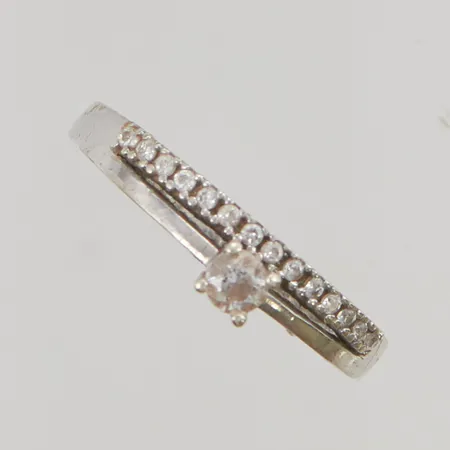 Ring stl:19¾ bredd 4mm vita stenar 9K 2,2g.