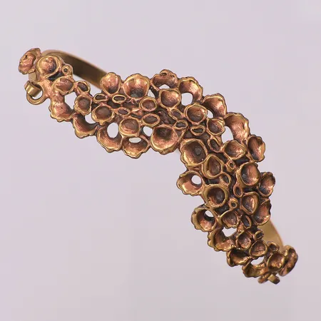 Armband Hannu Ikonen Lava, stelt öppningsbart, ovalt innermått 70x50mm, bredd ca 4,5-23,5mm, Valo Koru Finland, brons Vikt: 0 g