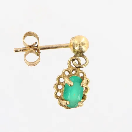 Ett udda örhänge, grön sten, längd: ca12mm, 9K Vikt: 0,4 g