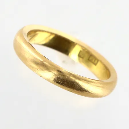 Ring slät stl:14¾, bredd 3mm, gravyr, 18K  Vikt: 3,2 g