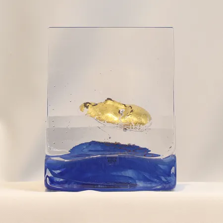 Skulptur Kosta Boda "Face" del 4/4 ur serien "Life", höjd 15,5cm, bredd 8,5cm, formgiven av Bertil Vallien, ex 27/500, #7520042, orginalbox och certifikat Skickas med postpaket.