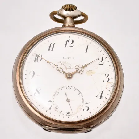 Fickur Mora Grand Prix Paris 1900, silver 800/1000, manuell, Ø51mm, verk:nr 5139069, boett:nr 6011155, liten sekundvisare, bruttovikt 86,56g. defekt, går ej, urslag i urtavla, hårtfodral i metall, missfärat glas, bucklig med repor, klockkedja, missfärgad.