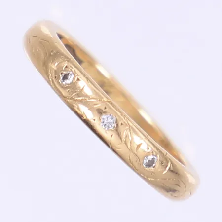 Ring med diamanter totalt 3xca 0,01ct stl:17¼ bredd 3mm, gravyr, 18K  Vikt: 5,6 g