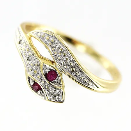 Ring med diamanter ca 5x0,005ct och röda stenar, stl:16½, skena 1mm, 18K Vikt: 1,4 g