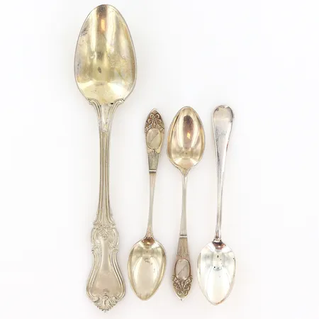 3 teskedar 2 med gravyr 1 matsked med gravyr, silver 830/1000 Vikt: 123,3 g