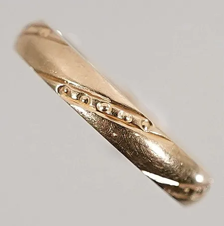 Ring med gravyr Stl: 17 bredd 3,3mm 18k 2,9g Vikt: 2,9 g