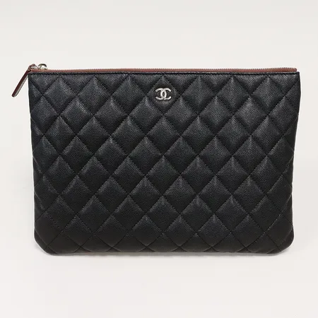 Väska Chanel zipped pochette i svart quiltad caviarskinn 20x27,5x1cm, foder i brun textil, detaljer i gulmetall, 1 innerfack med dragkedja, 1 mindre ytterfack (kortslip från Chanel Stockholm Juli 2024 medföljer) folder, dustbag, kartong.