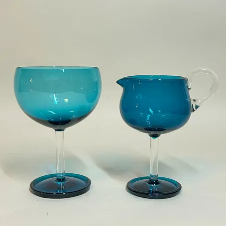 Sockerskål och Gräddkanna "Harlekin" Nanny Still för Riihimäen Lasi Finland, formgivna 1958, turkost glas, sockerskålens höjd 20cm, gräddkannas höjd 14cm