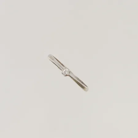 Ring med diamant ca 0,05ct stl:18 bredd 3mm vitguld 18K 1,8g.
