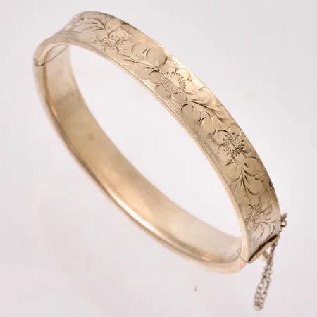 Armring 18,3cm, bredd 10,4mm, graverad blomdekor, kistlås, silver 830/1000, 15,23g.