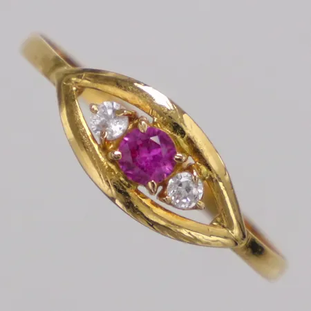 Ring röd & vita stenar stl:17, bredd 1,3-6mm, 21K  Vikt: 0,7 g