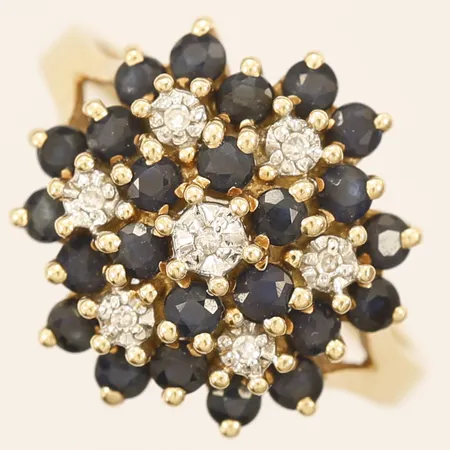 Ring med diamanter 7xca0,001ct samt safirer, stl:17, bredd 15mm, 18K  Vikt: 4,4 g