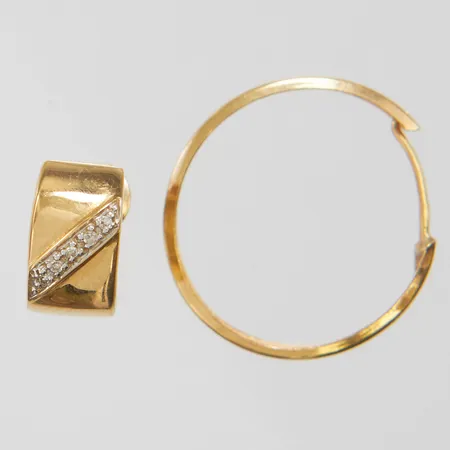 Örhängen två udda, defekta, diamanter 5 x ca.0,0025ct, 8/8-slipade, 18K Vikt: 2 g