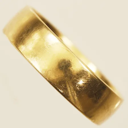 Ring stl:19¾ bredd 6mm gravyr 18K Vikt: 7,3 g