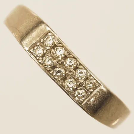  Ring med diamanter 10xca0,01ct, stl:19, bredd 3,8mm, aningen skev, vitguld 18K  Vikt: 7,3 g