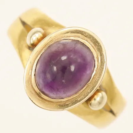 Ring med lila sten stl:18¼ bredd 6,1mm infattning i 18K gravyr slitage 23K Vikt: 8 g