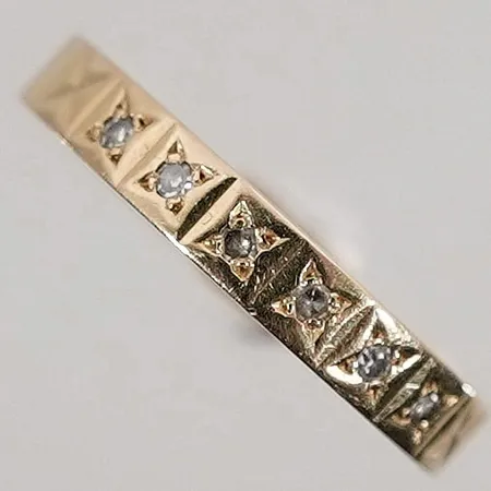 Ring med 6st diamanter 0,06ctv. strl: grayr. 16,75mm. bredd: 3mm 18k 2,3g 