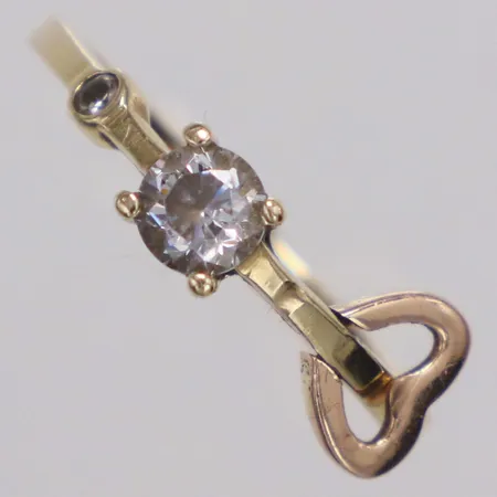 Ring vit sten berlock hjärta stl:17¼, bredd 1,7-4,4mm, 14K  Vikt: 1,6 g