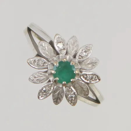 Ring med smaragd 0,25ct samt diamanter 6x ca 0,01ct stl:18 bredd 2-14mm 18K 4,5g.