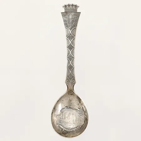 Souvenirsked Hamar Domkirkes ruiner längd 13cm, 925/1000 silver Vikt: 23,5 g