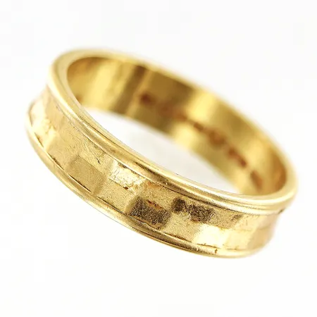 Ring mönstrad stl:18, bredd 5mm, gravyr, 18K Vikt: 4,8 g