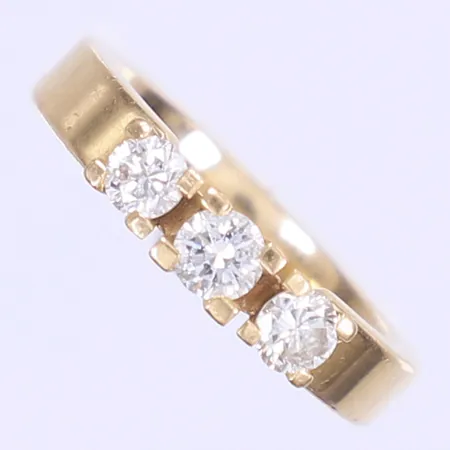Ring med diamanter 1x ca 0,25ct 2x ca 0,20ct totalt 0,67ctv enligt gravyr stl:17¼, bredd 4mm, svenska stämplar, 18K Vikt: 7,6 g