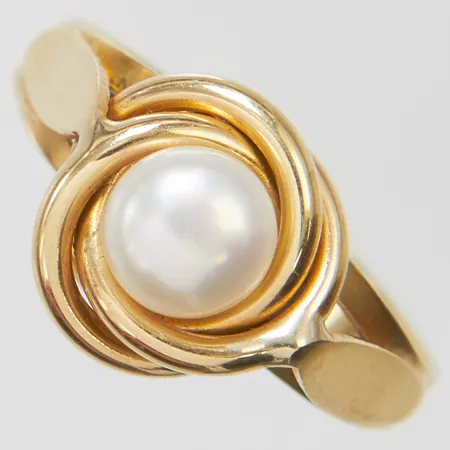 Ring med en boutonformad odlad sötvattenpärla Ø6,5mm, stl: 18½, bredd: 3,2-11,7mm, 14K, bruttovikt 3,7g Vikt: 3,7 g